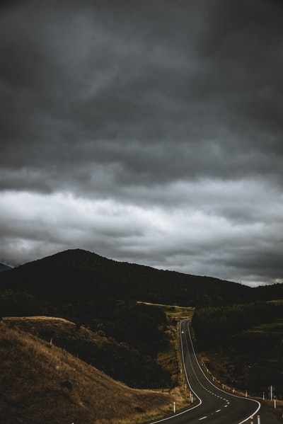 山间灰色道路顶视图